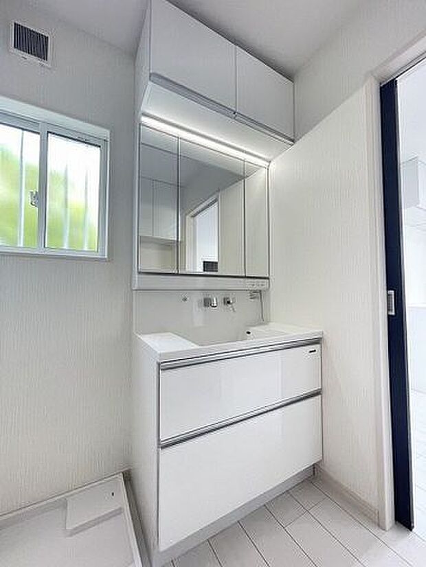 使いやすくお掃除もしやすい大きな洗面ボウル！三面鏡の裏側にある収納スペースは化粧品や洗面小物などを収納できすっきり♪