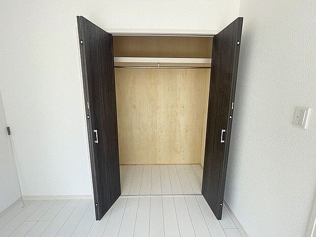 クローゼットです♪棚とハンガーパイプが設置され収納しやすく、大きな荷物も収納できます！