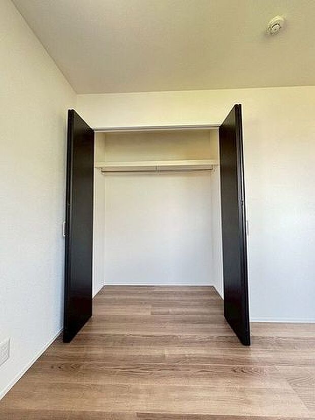 居室にそれぞれクローゼットが設けられています！お部屋はすっきり片付き本来の広さでお使いいただけます♪整然としたお部屋で過ごすのは気持ちがいいものですね。