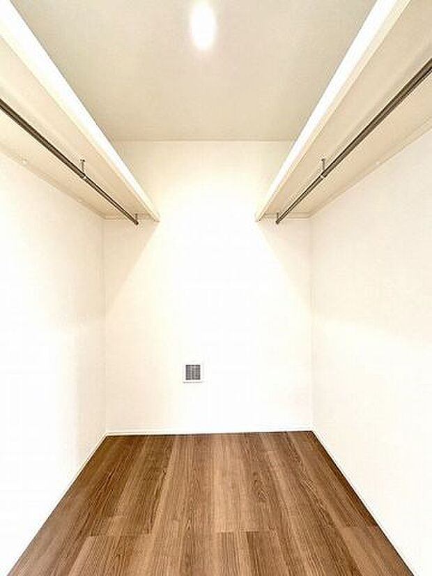 うれしいウォークinクローゼット！ハンガーパイプも付いているので大切な衣料をすっきり片付けられますね♪