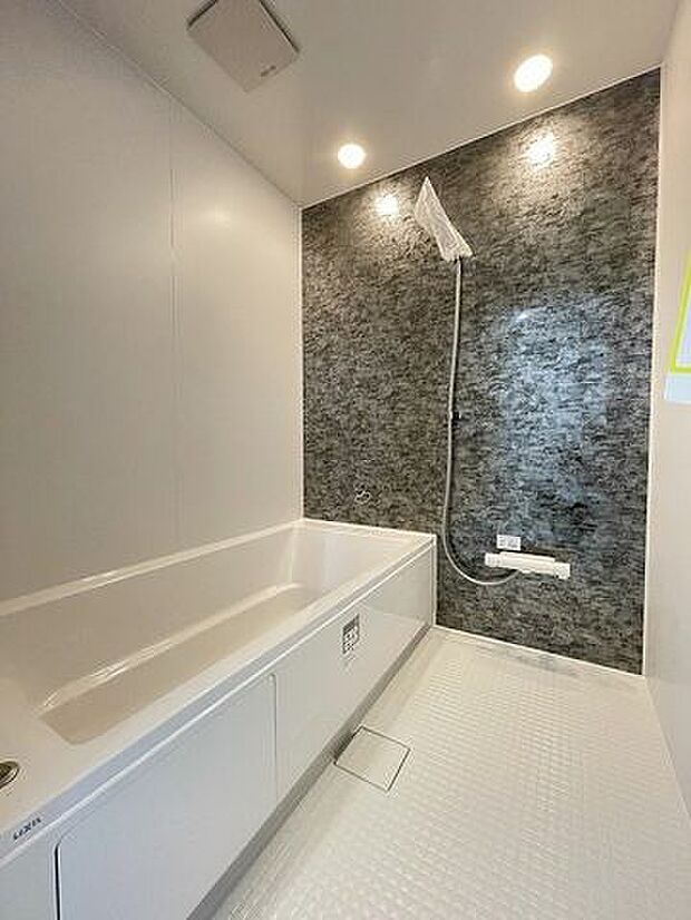 手足を伸ばしてゆったりと入ることのできる大きなバスタブ♪肩までしっかりと浸かれば心身ともにリラックス♪