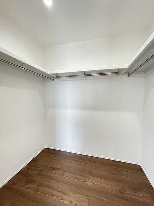 ウォークinクローゼットです♪棚とハンガーパイプが設置され収納しやすく、大きな荷物も収納できます！