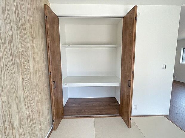 和室にある収納スペースは来客用の座布団やお昼寝用のお布団、リビングで使うものなど収納ができ大変重宝！