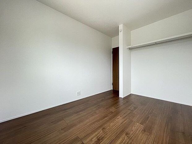 シンプルに作られた洋室は、自分好みのインテリアでコーディネイトし癒しの空間作りに最適です♪