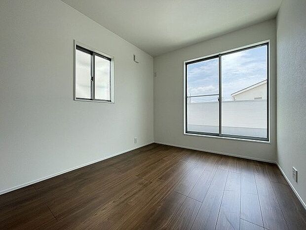 大きな窓によりお部屋をさらに広く・明るく・開放的に感じられます！