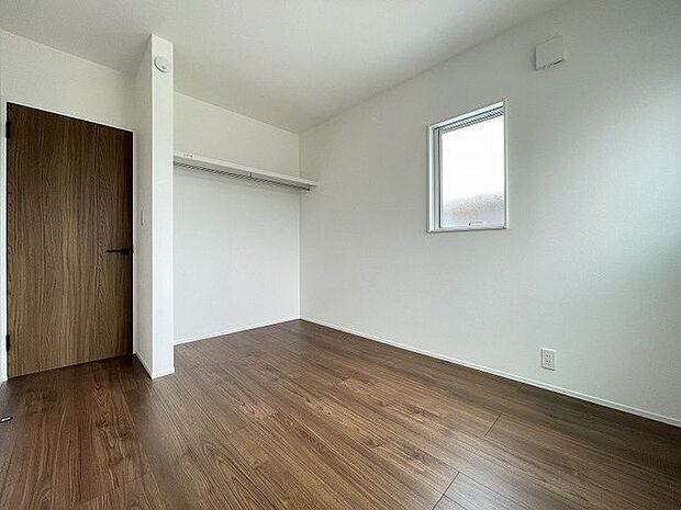 明るい洋室はお子様のお部屋としても良いですね！