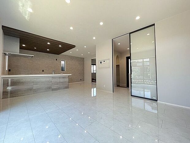 キッチンとリビングダイニングを隔てるものがなく広々としたリビング！ご家族とのコミュニケーションもとりやすくなっています。