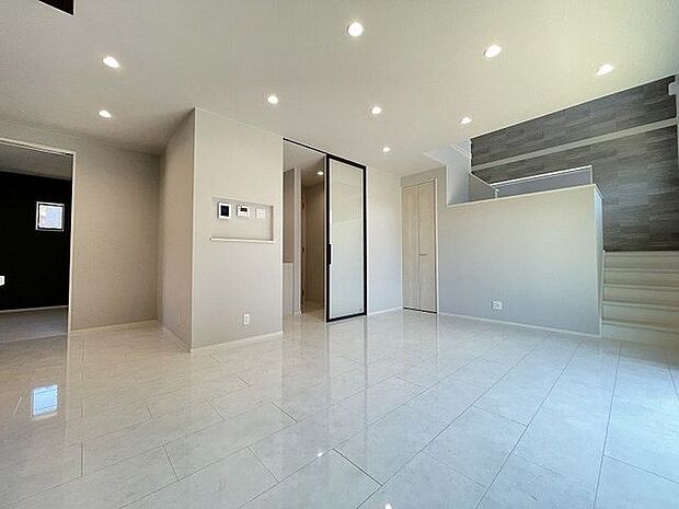 人気のリビング階段が採用されたＬＤＫは、ご家族とのコミュニケーションを取るのに最適♪