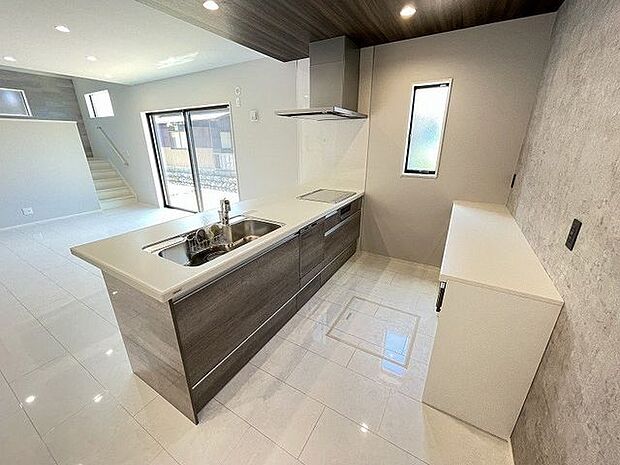 ゆとりのサイズを確保し、ひとりだけでなくお子様や旦那様と一緒にキッチンに立つのに快適なスペース♪