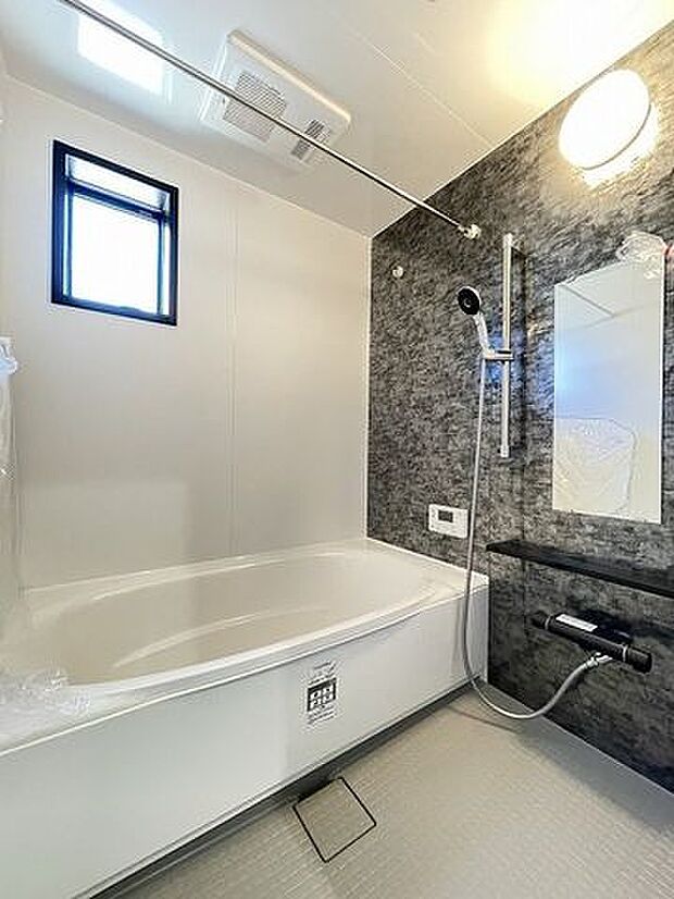 手足を伸ばしてゆったりと入ることのできる大きなバスタブ♪肩までしっかりと浸かれば心身ともにリラックス♪