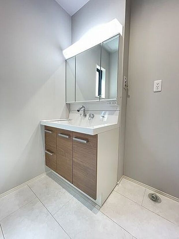 使いやすくお掃除もしやすい大きな洗面ボウル！三面鏡の裏側にある収納スペースは化粧品や洗面小物などを収納できすっきり♪