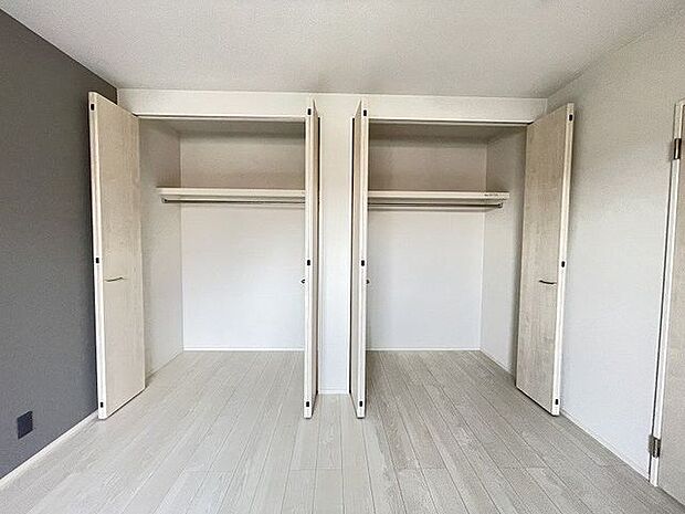 季節物の衣類や布団の収納に欠かせないクローゼット♪全居室に付いています！