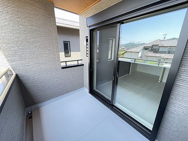 晴れた日には洗濯物はもちろん、お布団もしっかり干せますね。