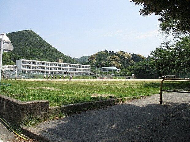 御嵩町立向陽中学校 750m