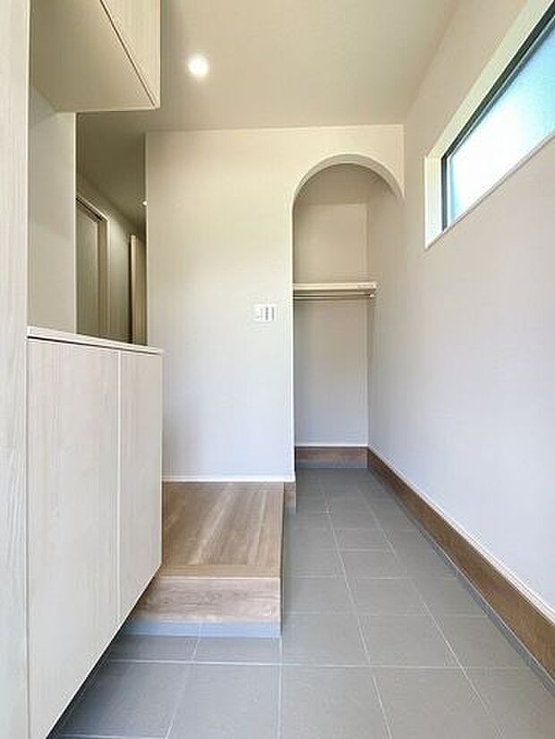 窓から光の入る明るい玄関で、家族やお客様をお迎えできます。