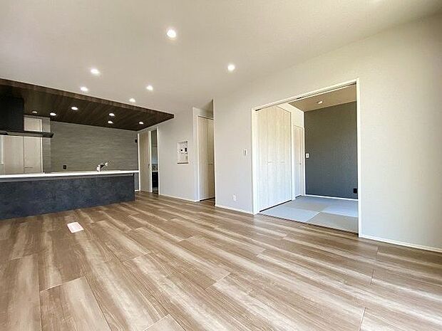 キッチンとリビングダイニングを隔てるものがなく広々としたリビング！ご家族とのコミュニケーションもとりやすくなっています。