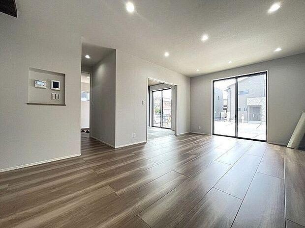 大きな窓から採光もしっかり取り入れられ、ご家族がゆっくりくつろぐ事ができる明るい温かみのあるリビング♪