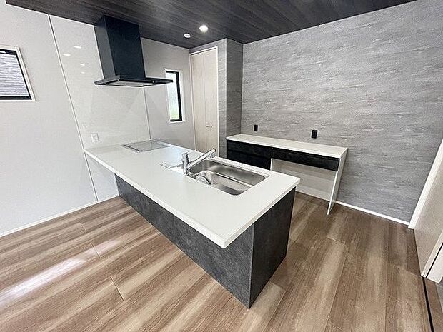 大きなシンクや広いワークトップでゆとりある空間♪高級感あふれるキッチンは見た目だけでなく優れた機能性！