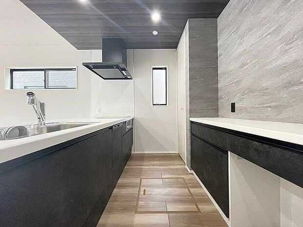 ゆとりのサイズを確保し、ひとりだけでなくお子様や旦那様と一緒にキッチンに立つのに快適なスペース♪