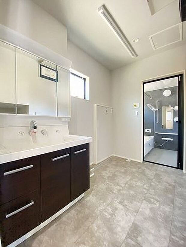 お掃除しやすく清潔感のある洗面台！女性には嬉しい三面鏡が設置され朝の忙しい身支度も快適にできます♪収納ケ所も多く、スッキリと使用できます！