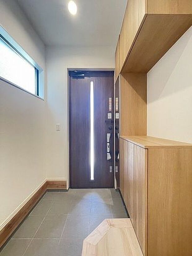 窓から光の入る明るい玄関で、家族やお客様をお迎えできます。