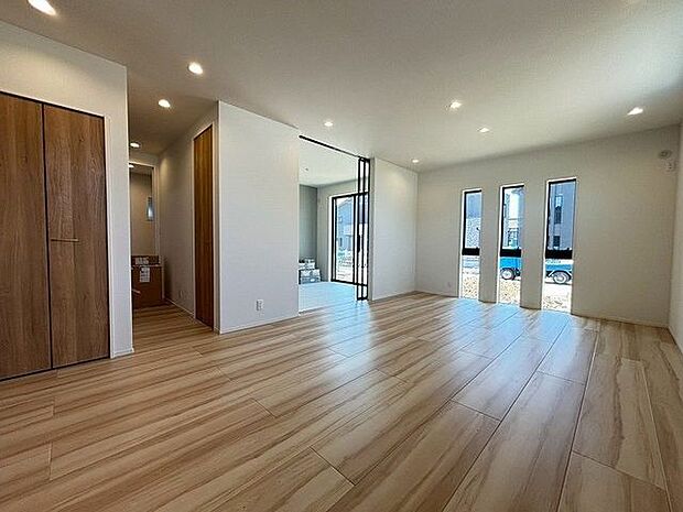 南側からたっぷりの陽が差し込む明るい空間は居心地が良く、ご家族が集まるくつろぎスペース♪