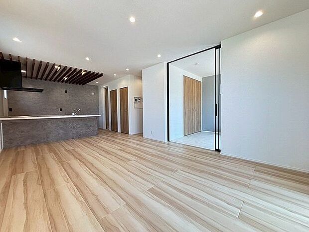 キッチンとリビングダイニングを隔てるものがなく広々としたリビング!ご家族とのコミュニケーションもとりやすくなっています。