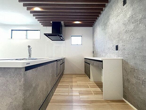 ゆとりのサイズを確保し、ひとりだけでなくお子様や旦那様と一緒にキッチンに立つのに快適なスペース♪