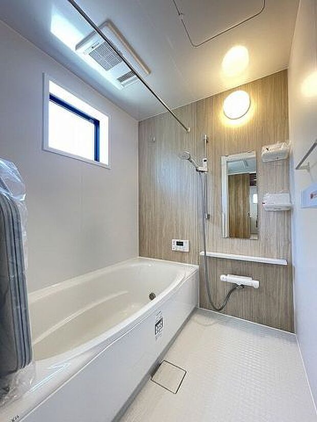 手足を伸ばしてゆったりと入ることのできる大きなバスタブ♪肩までしっかりと浸かれば心身ともにリラックス♪