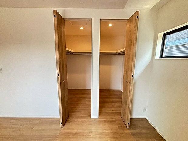 ウォークinクローゼットです♪棚とハンガーパイプが設置され収納しやすく、大きな荷物も収納できます!