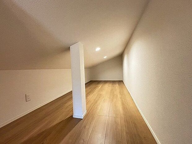 小屋裏収納!収納として季節物の家電やインテリア用品を仕舞ったり、お子様の遊び場や簡易書斎としても♪