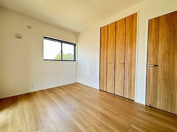 明るい洋室はお子様のお部屋としても良いですね！