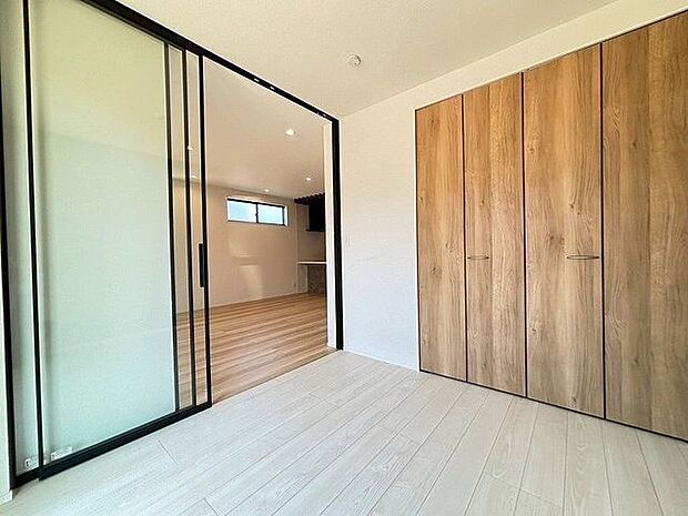 リビングから目が届く洋室は、お子様の遊び部屋・お昼寝スペースとして使うのもオススメです♪