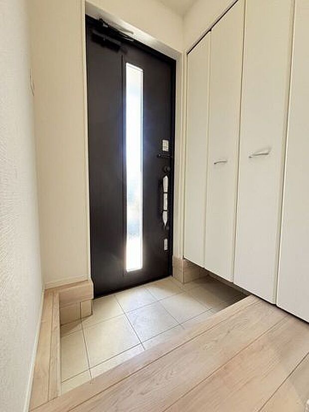 ご家族全員の履物を収納できる大容量のシューズボックス。来客時もスッキリとした玄関でお出迎え♪