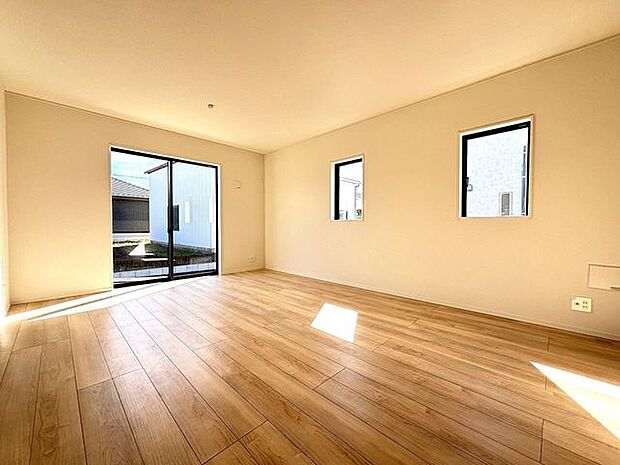 大きな窓が設けられ採光もしっかり取り入れられ、ご家族がゆっくりくつろぐ事ができる明るい温かみのあるリビングです。