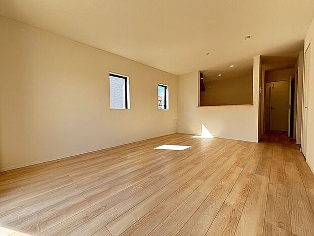 キッチンとリビングダイニングを隔てるものがなく開放感あふれる空間の中、ご家族とコミュニケーションを取りながら楽しくキッチンで家事をこなせます。