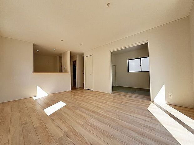 和室続きのリビングは広々としており、キッチンとリビングダイニングを隔てるものがなく、開放感あふれる空間が広がります。