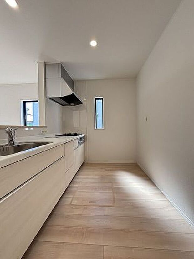 ゆとりのサイズを確保し、ひとりだけでなくお子様や旦那様と一緒にキッチンに立つのに快適なスペースです。床下収納もあります。