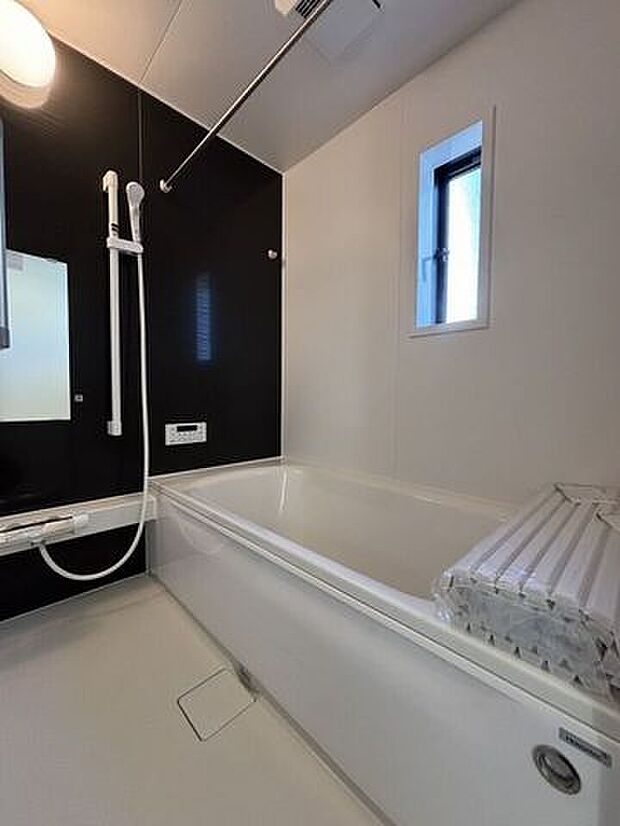 落ち着いた雰囲気の浴室では、ゆったりと1日の疲れを癒す事のできる大きなバスタブです。帰りが遅いご家族の方も気持ちよく入浴頂ける追炊き機能など設備も整っています。