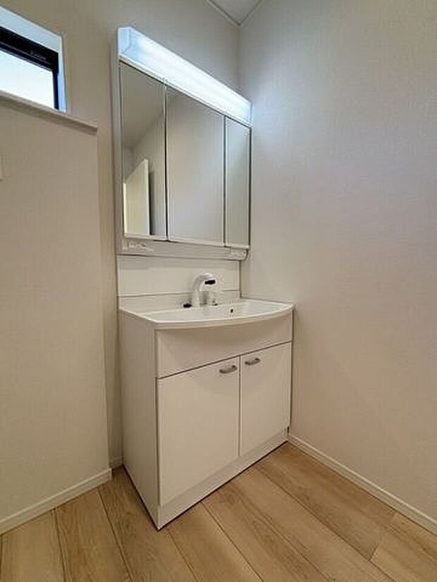 お掃除しやすく清潔感のある洗面台です。女性には嬉しい三面鏡が設置され、朝の忙しい身支度も快適にできますね。収納ケ所も多く、スッキリと使用できます。