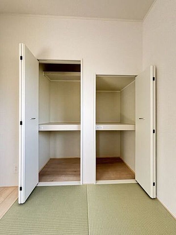 和室に設けられた収納スペースです。来客用の座布団やお昼寝用のお布団やリビングで使うものなど、何でもたくさんしまっておくことができ、あると大変重宝します。