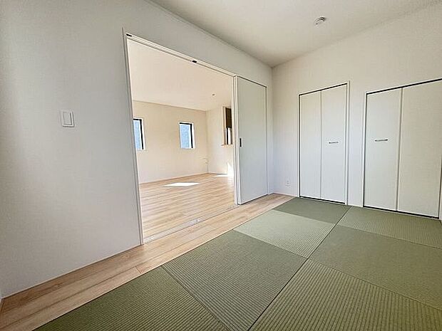 リビング横に設けられた和室は、客間やお子様のお昼寝にと大変便利です。