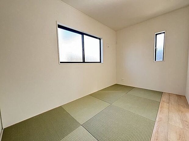 リビングの隣には洋風和室が設けられております。フラットな作りなのでお掃除もしやすく、お昼寝などに便利な落ち着く空間です。