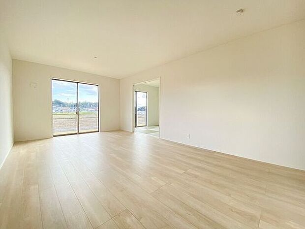 大きな窓から採光もしっかり取り入れられ、ご家族がゆっくりくつろぐ事ができる明るい温かみのあるリビング♪