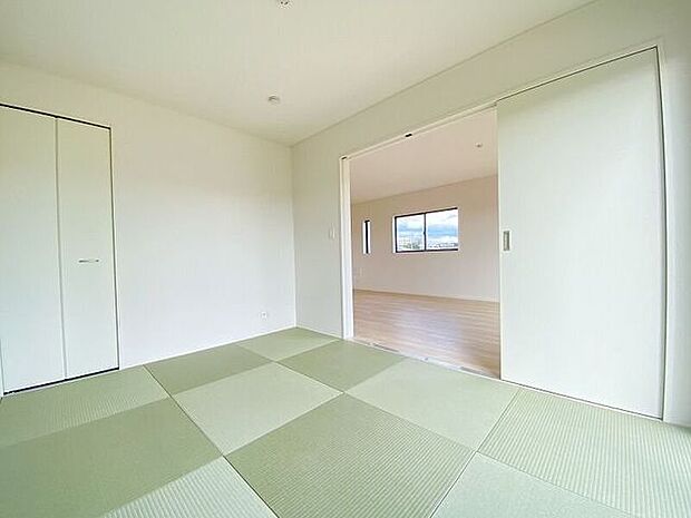 リビングから目が届く和室は、お子様の遊び部屋・お昼寝スペースとして使うのもオススメです♪