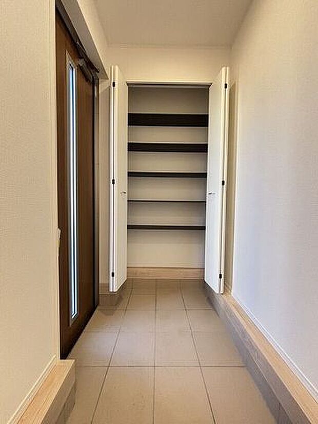 ご家族全員の履物を収納できる大容量のシューズボックス。来客時もスッキリとした玄関でお出迎え♪