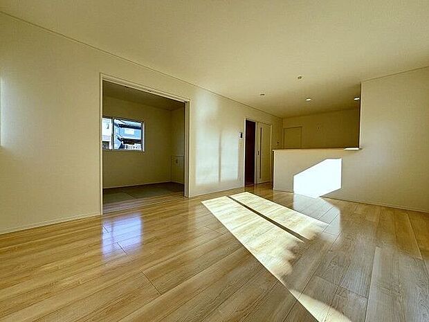 開放感あふれる空間の中、ご家族とコミュニケーションを取りながら楽しくキッチンで家事をこなせます。