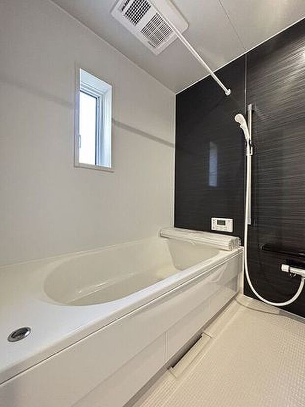 手足を伸ばしてゆったりと入ることのできる大きなバスタブ♪肩までしっかりと浸かれば心身ともにリラックス♪