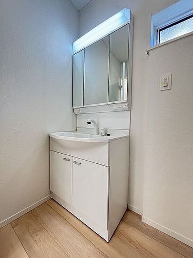 使いやすくお掃除もしやすい大きな洗面ボウル！三面鏡の裏側にある収納スペースは化粧品や洗面小物などを収納できすっきり♪