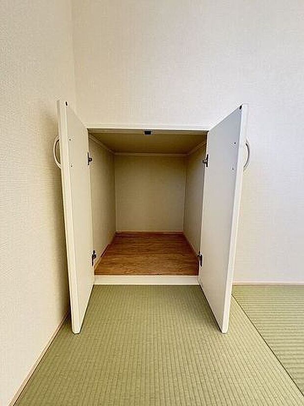 階段下をうまく活用した収納スペース♪